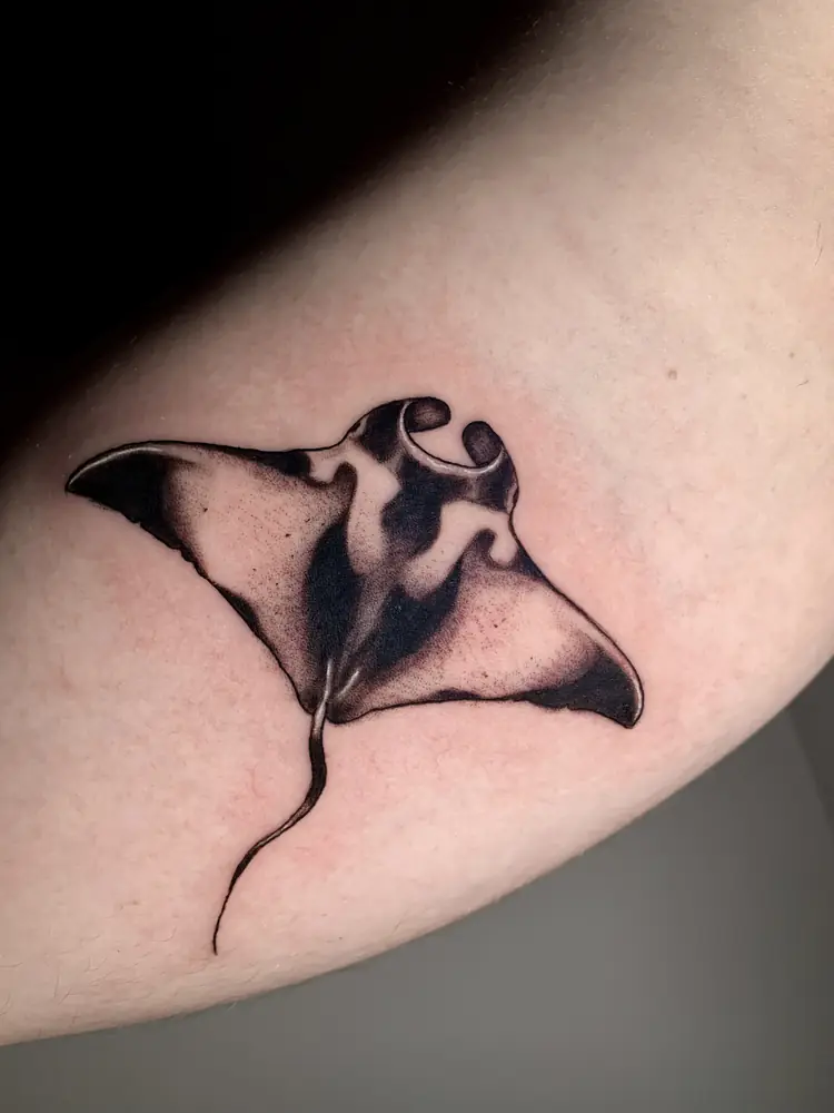 Tatuagem blackwork de arraia no braço, por Rafa, Clash Tattoo Ribeirão Preto